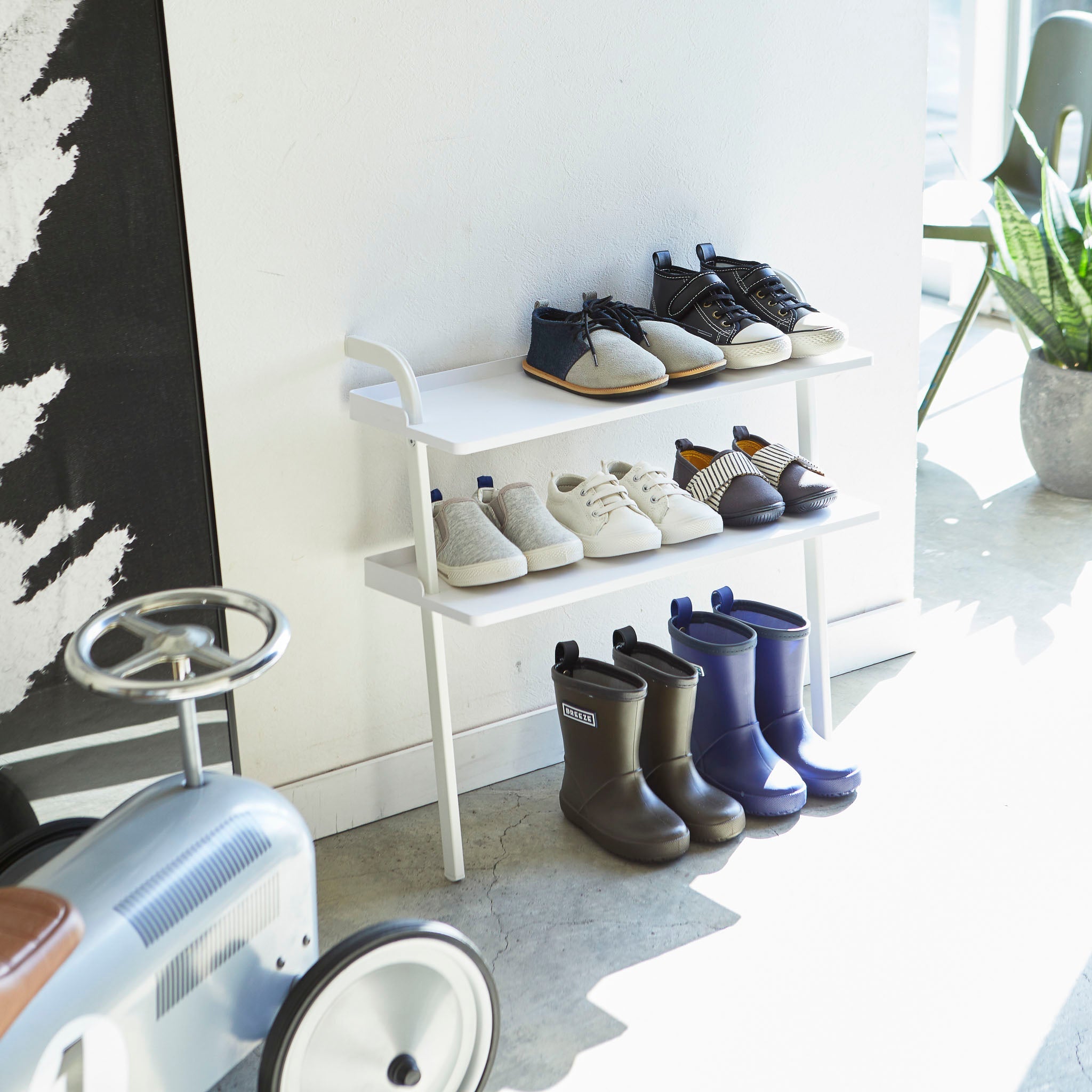 Kids Leaning Shoe Rack