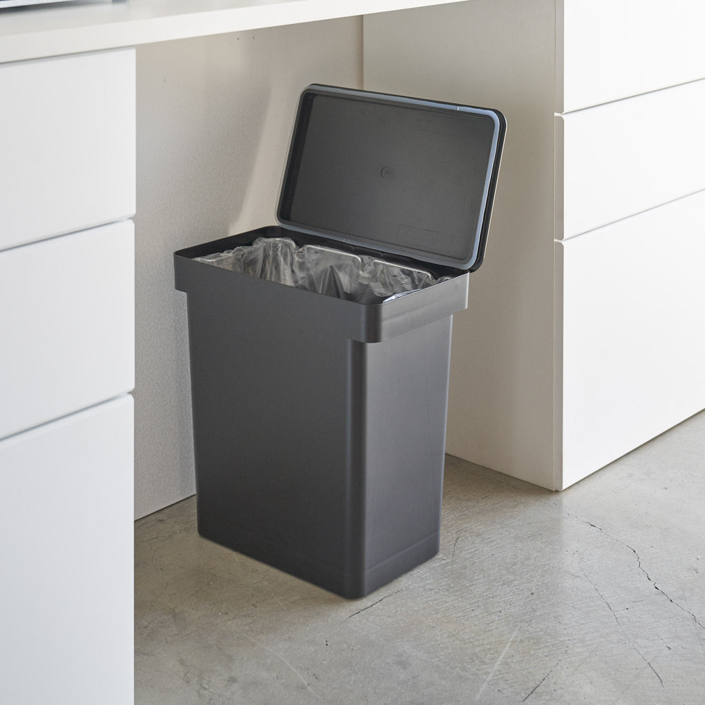Airtight Trash Can with Casters